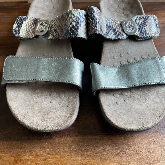 Vionic Camila Slides Sandals Snake Print Gray Double Strap Flat Shoes Womens 7 - Picture 4 of 9